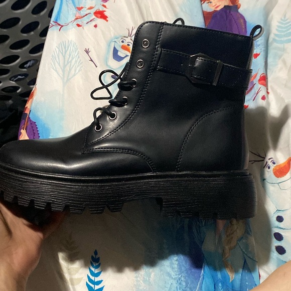 Size 9 boots - Picture 1 of 5